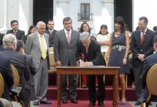 El Mandatario promulgó hoy la ley que establece la creación del Sernac Financiero