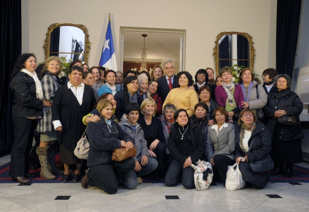 Presidente firma proyecto para trabajadoras de casas particulares